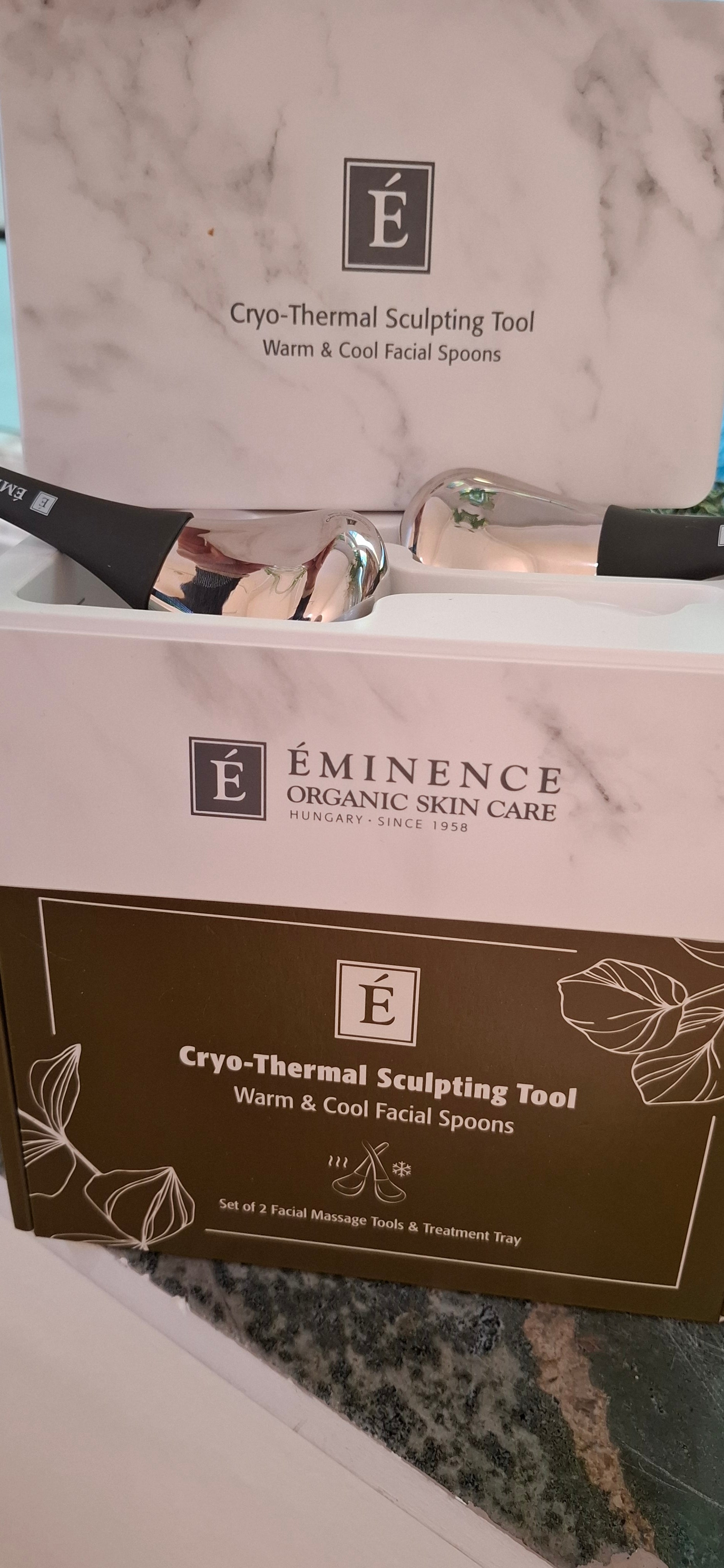 SLAPP AV OG FORYNG DEG. Kryotermisk skulpturverktøy fra Eminence Organics.