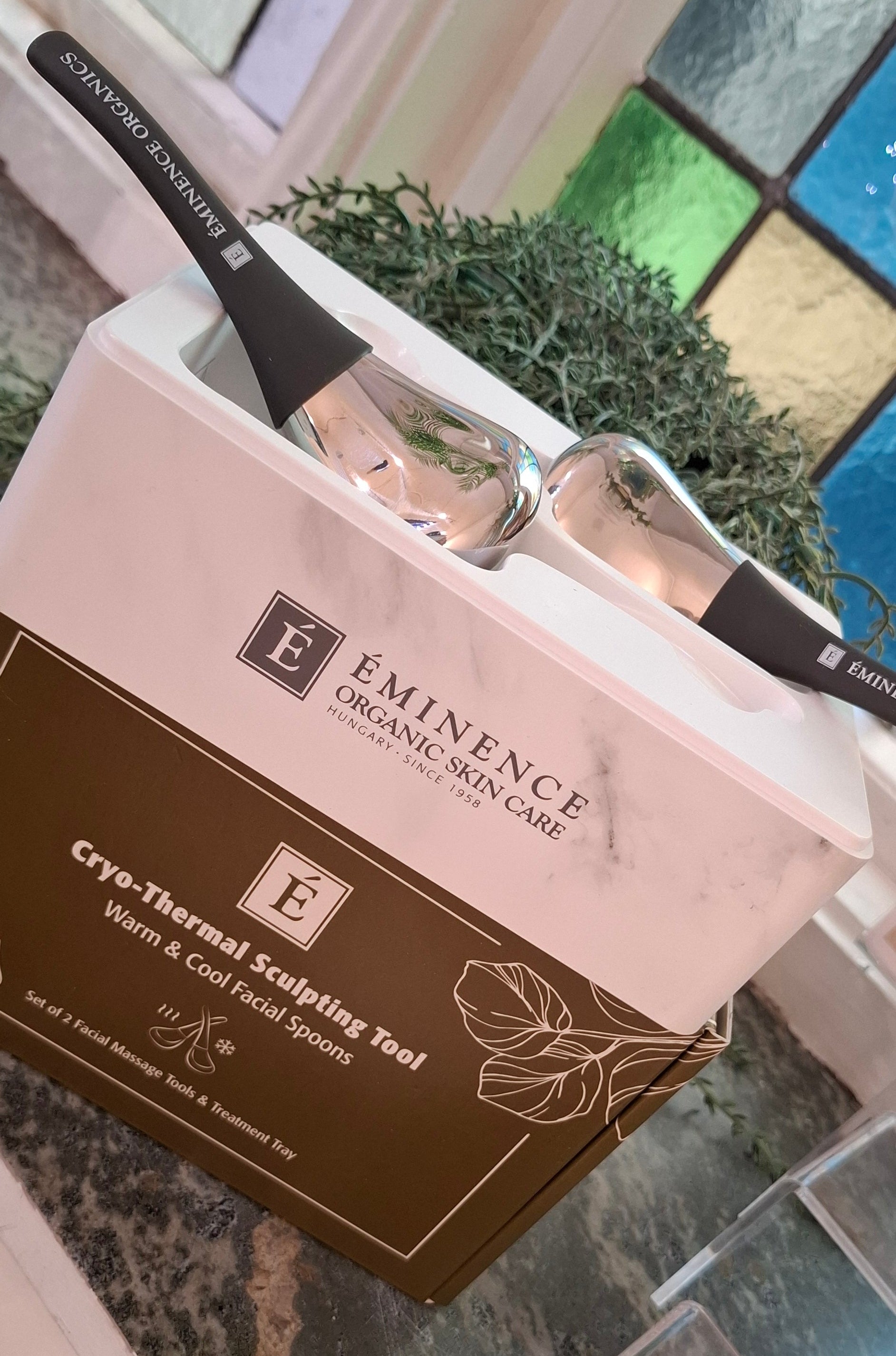 SLAPP AV OG FORYNG DEG. Kryotermisk skulpturverktøy fra Eminence Organics.