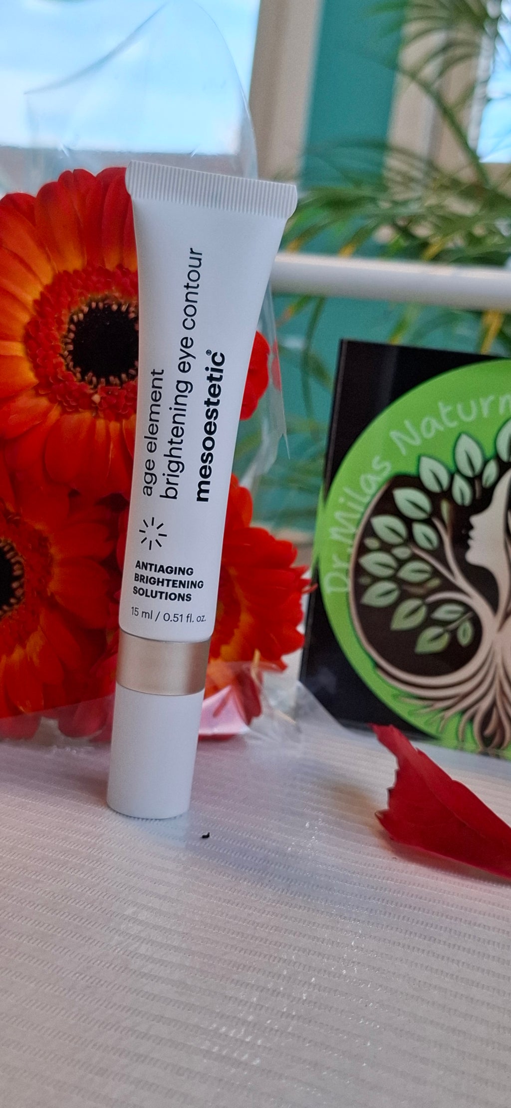 AGE ELEMENT BRIGHTENING EYE CONTOUR.Cream for the eye contour with brightening action. (Mesoestetic).